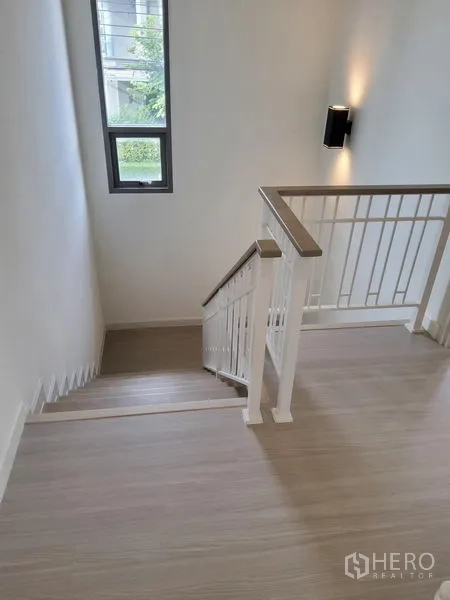 บ้าน ขายในNuea Khlong, Krabi - โถงบันไดชั้นบน พื้นลายไม้ ไฟติดผนัง และหน้าต่างสูงด้านข้าง