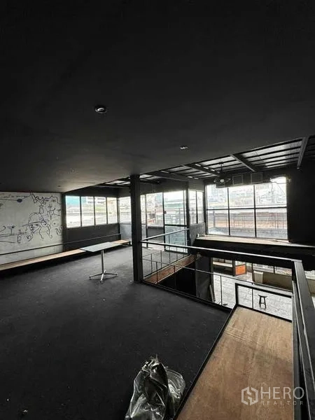 店屋 出租在Phaya Thai, Bangkok - 夹层楼面配大窗与开阔布局，可作办公室或用餐区。