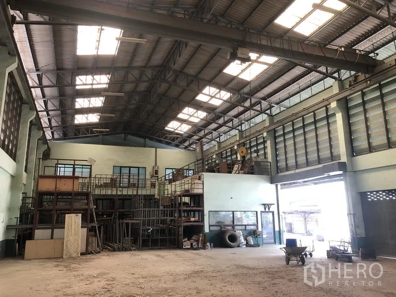 货栈 出租或出售在Lam Luk Ka, Pathum Thani - 主仓库大厅设有行车梁与宽大的卷帘开口。