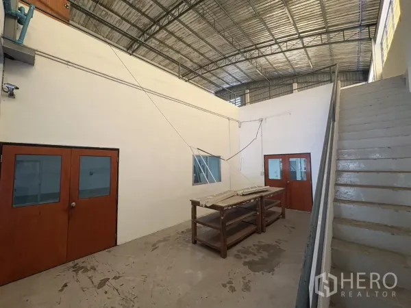 คลังสินค้า ให้เช่าในBang Phli, Samut Prakan - โถงบันไดและประตูคู่ เชื่อมต่อพื้นที่โกดังชั้นบน หลังคาเมทัลชีท