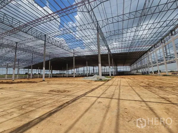 Factory for rent in Si Racha, Chon Buri - Wide view of steel-framed factory roof and open bays showing expansive clear span and natural light across the future production area.