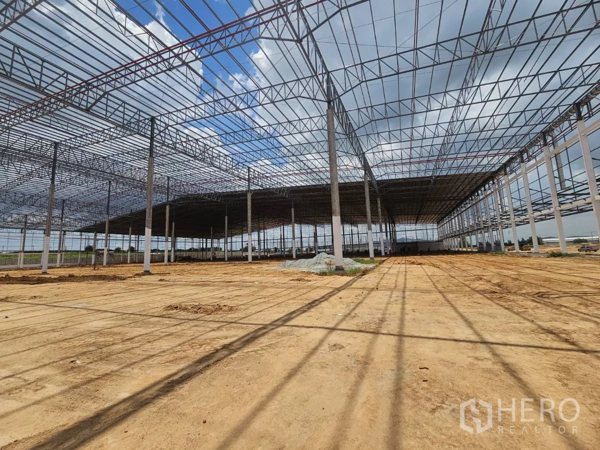Factory for rent in Si Racha, Chon Buri - Wide view of steel-framed factory roof and open bays showing expansive clear span and natural light across the future production area.