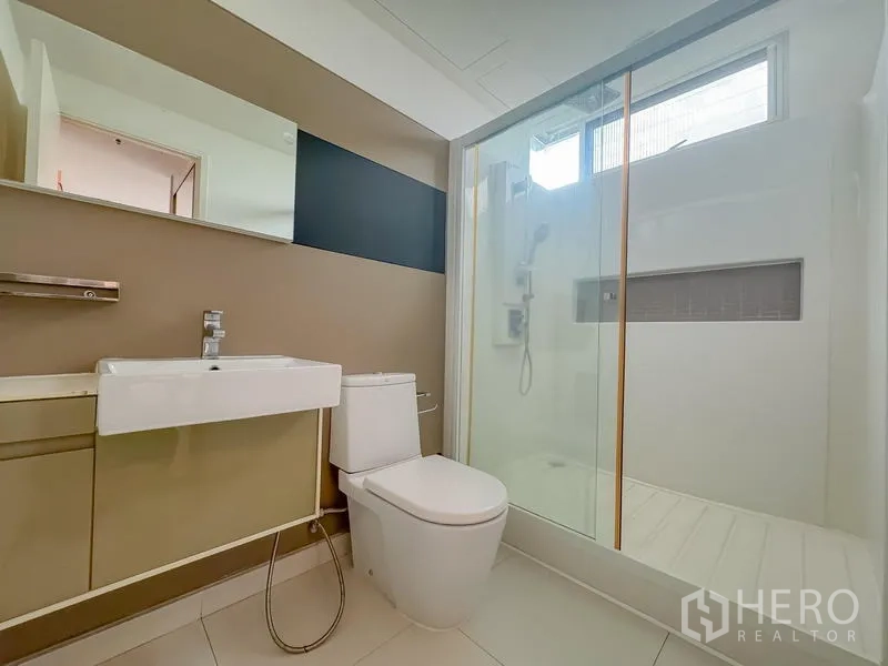 คอนโด ขาย - ห้องน้ำมีตู้ชาวเวอร์กระจก อ่างล้างหน้า และโถสุขภัณฑ์