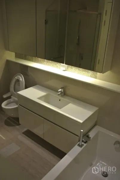 คอนโด ให้เช่าในWatthana, Bangkok - ห้องน้ำโมเดิร์น เคาน์เตอร์อ่างล้างหน้ากว้าง อ่างอาบน้ำ โถสุขภัณฑ์ และตู้กระจก