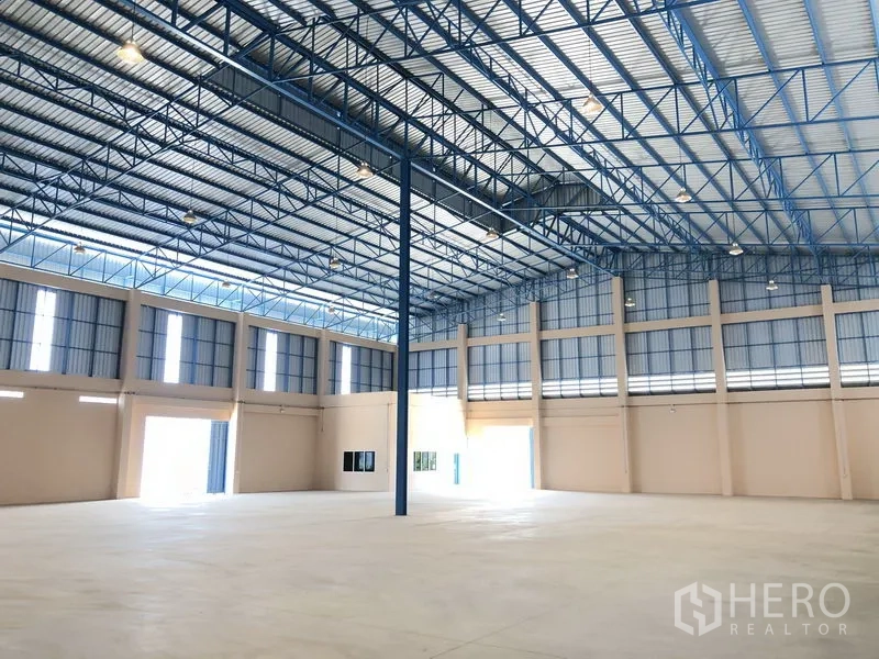 Warehouse for rent in Lat Lum Kaeo, Pathum Thani - Bright warehouse floor with skylights, steel beams, and polished concrete surface.