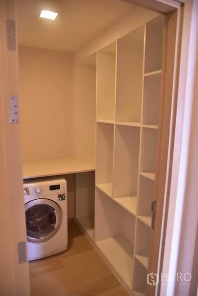 คอนโด ให้เช่าในWatthana, Bangkok - ห้องซักผ้าขนาดกะทัดรัดพร้อมเครื่องซักผ้าแบบฝาหน้าและชั้นบิลท์อิน