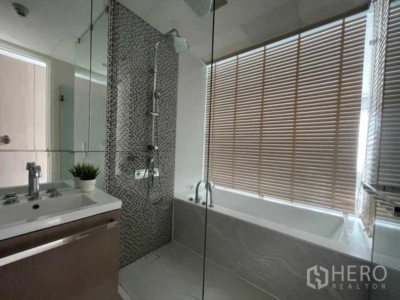 คอนโด ให้เช่าในPathum Wan, Bangkok - ห้องน้ำมีตู้กระจก ฝักบัวกระจก อ่างอาบน้ำ และผนังโมเสก