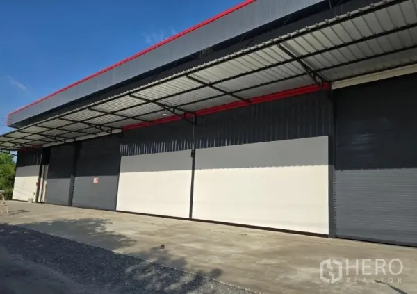 货栈 出租在Khlong Sam Wa, Bangkok - 仓库外立面，多个卷帘门与带顶装卸区