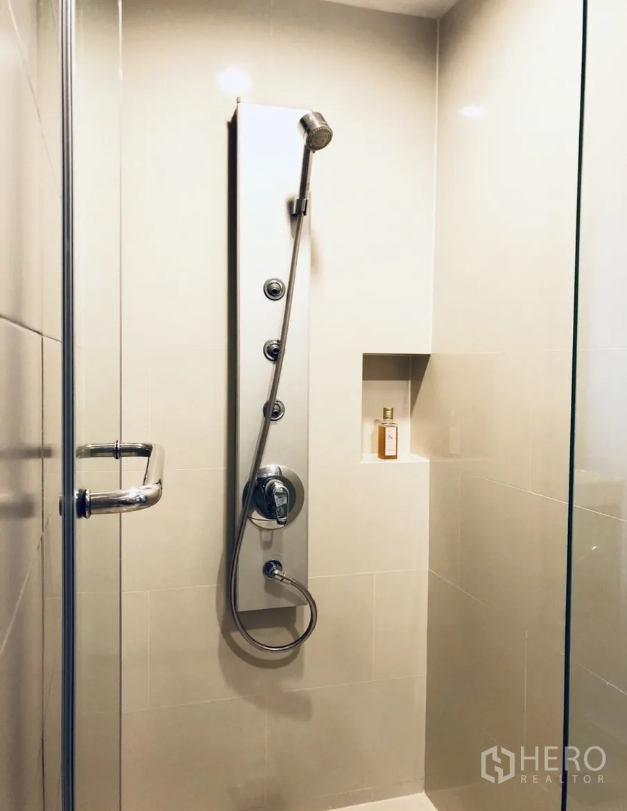 คอนโด ให้เช่าหรือขายในKhlong Toei, Bangkok - ห้องอาบน้ำสมัยใหม่ กั้นกระจก กระเบื้องโทนอบอุ่น พร้อมชุดฝักบัวแนวตั้งระบบมัลติเจ็ต