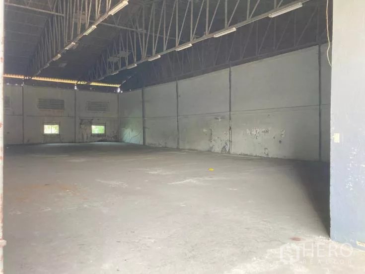 工厂 出租在Bang Sao Thong, Samut Prakan - 开阔的工业地面，无中心柱，带通风窗。