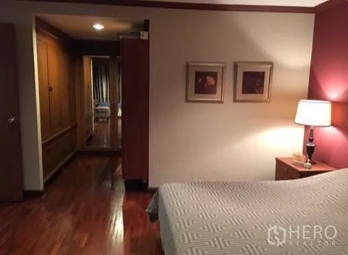 คอนโด ให้เช่าหรือขายในWatthana, Bangkok - มุมห้องนอนหันไปยังพื้นที่แต่งตัวและตู้บิวท์อิน