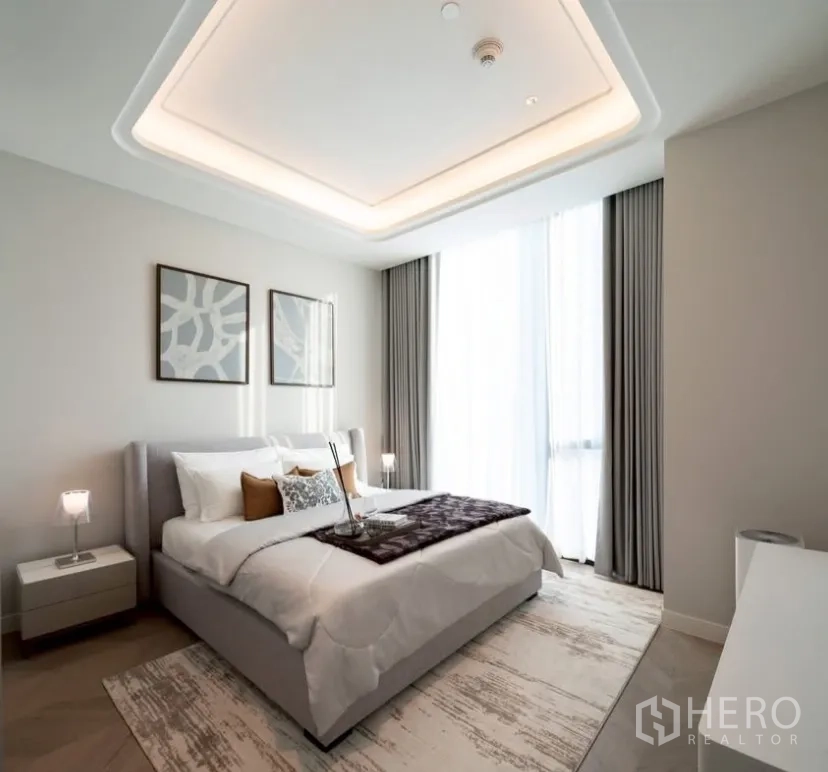 公寓 出租或出售在Pathum Wan, Bangkok - 次卧以中性色调装饰，墙面挂画，采光充足。