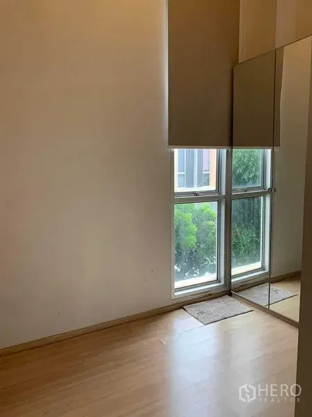 联排别墅 出租在Khan Na Yao, Bangkok - 小型房间/书房，高窗与镜面衣柜门。