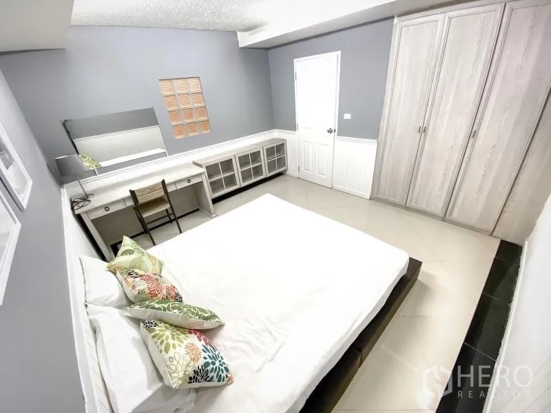 คอนโด ให้เช่าในKhlong Toei, Bangkok - ห้องนอนที่สองพร้อมเตียง โต๊ะเครื่องแป้ง ตู้เก็บของยาว และตู้เสื้อผ้าคู่