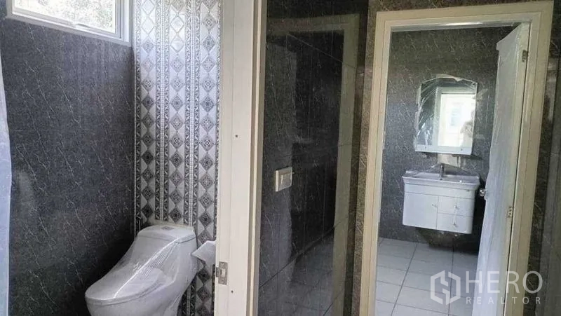 สำนักงานที่บ้าน ขายในHuai Khwang, Bangkok - ห้องน้ำแยกส่วน โถสุขภัณฑ์และพื้นที่อ่างล้างหน้าพร้อมกระจก