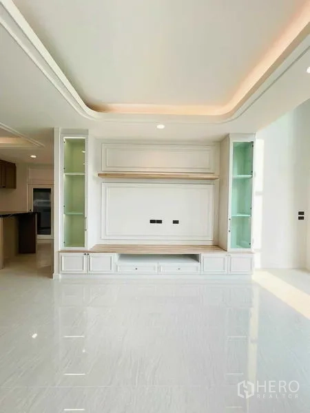 บ้าน ขายในBangkok Noi, Bangkok - ผนังทีวีบิวท์อินในห้องนั่งเล่นพร้อมชั้นวางและไฟซ่อน