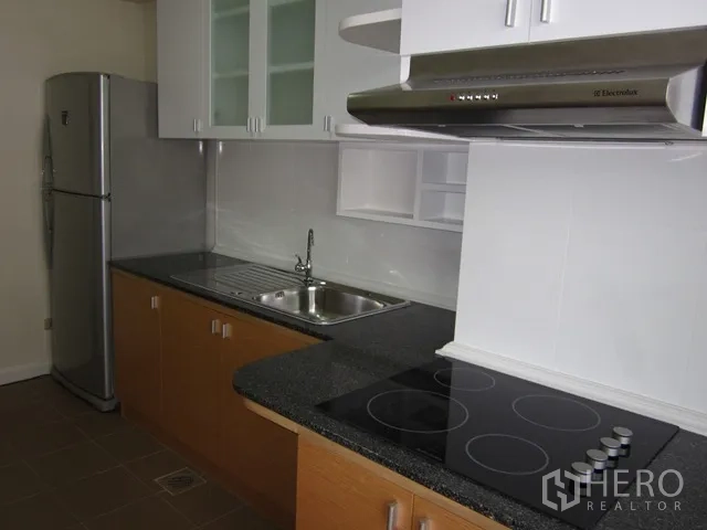 คอนโด ให้เช่าหรือขายในWatthana, Bangkok - ภาพระยะใกล้ของครัว เตาไฟฟ้า เครื่องดูดควัน และอ่างล้างจานสแตนเลส