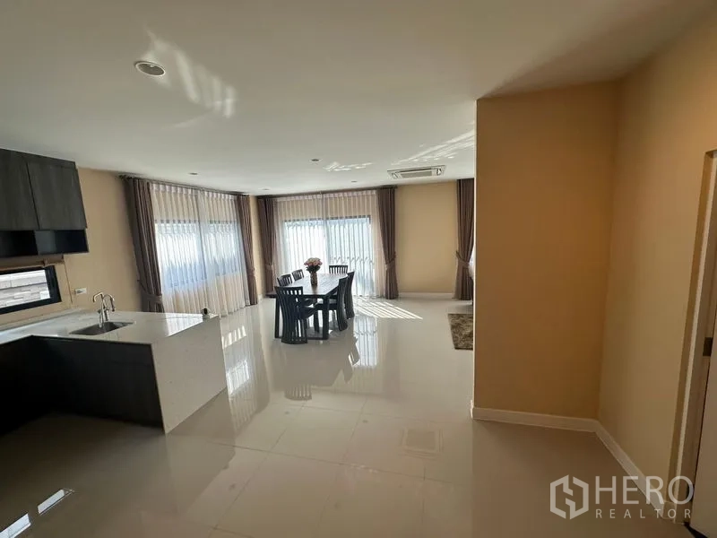 บ้าน ให้เช่าหรือขายในLam Luk Ka, Pathum Thani - โซนทานอาหารสว่างข้างครัวแพนทรีเมื่อมีหน้าต่างสูงจรดพื้นและพื้นกระเบื้องเงา