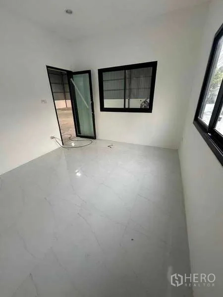 货栈 出租在Bang Khen, Bangkok - 仓库内办公室，白色地砖，玻璃门与窗户可眺望作业区。