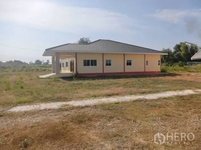 โรงงาน ขายในPhanat Nikhom, Chon Buri - บ้านชั้นเดียวบนที่ดินกว้าง มีเฉลียงและสนามหญ้า