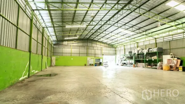 คลังสินค้า ให้เช่าในThanyaburi, Pathum Thani - พื้นโกดังโล่ง เพดานสูงโครงถักเหล็ก พื้นที่จัดเก็บกว้าง และประตูโหลดด้านหลัง