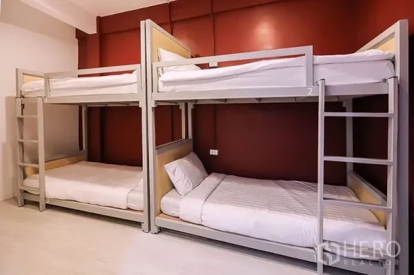 อาคารพาณิชย์ ให้เช่าในKhlong Toei, Bangkok - ห้องพักรวมเตียงสองชั้น โทนผนังสีแดงอมม่วงอบอุ่น