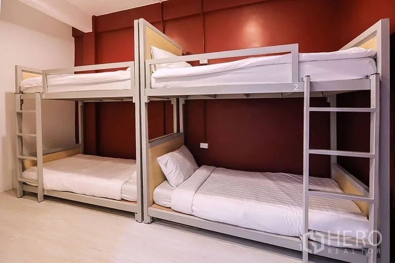 อาคารพาณิชย์ ให้เช่าในKhlong Toei, Bangkok - ห้องพักรวมเตียงสองชั้น โทนผนังสีแดงอมม่วงอบอุ่น