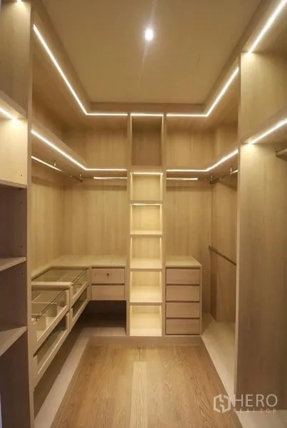 คอนโด ให้เช่าในKhlong San, Bangkok - ห้องแต่งตัวแบบวอล์คอิน ตู้ลายไม้สีอ่อน ลิ้นชัก และไฟเส้น LED รอบเพดาน