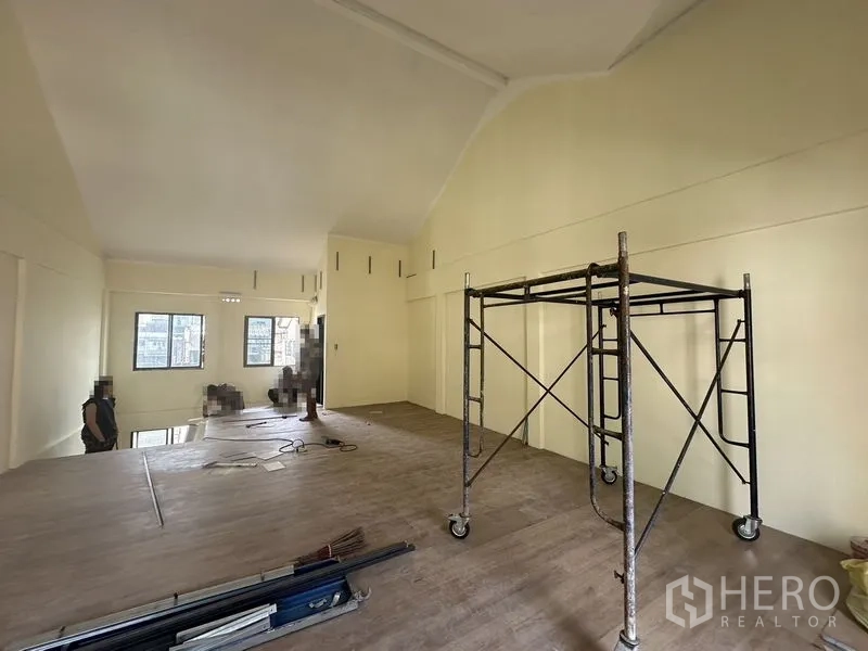 สำนักงานที่บ้าน ให้เช่าในSathon, Bangkok - สตูดิโอเพดานสูงกำลังปรับปรุงพร้อมนั่งร้านเคลื่อนที่