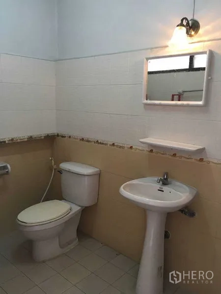 ทาวน์เฮาส์ ให้เช่าในPhra Khanong, Bangkok - ห้องน้ำสะอาดพร้อมโถสุขภัณฑ์ อ่างล้างหน้า กระจก และโคมไฟผนัง