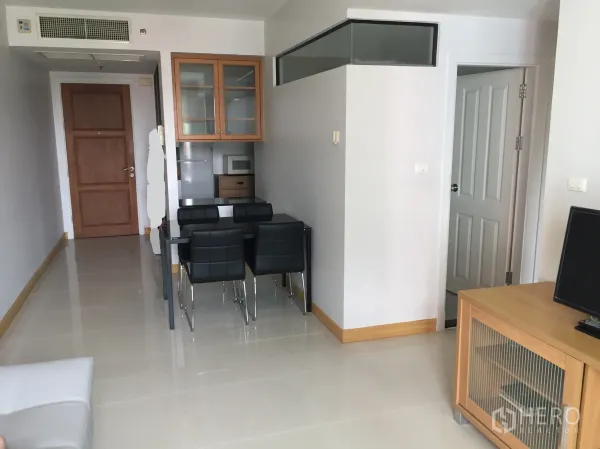 คอนโด ให้เช่าในWatthana, Bangkok - พื้นที่นั่งเล่นและรับประทานอาหารสว่าง พื้นกระเบื้อง เก้าอี้ทานอาหารสีดำ และตู้ทีวีบิลต์อิน