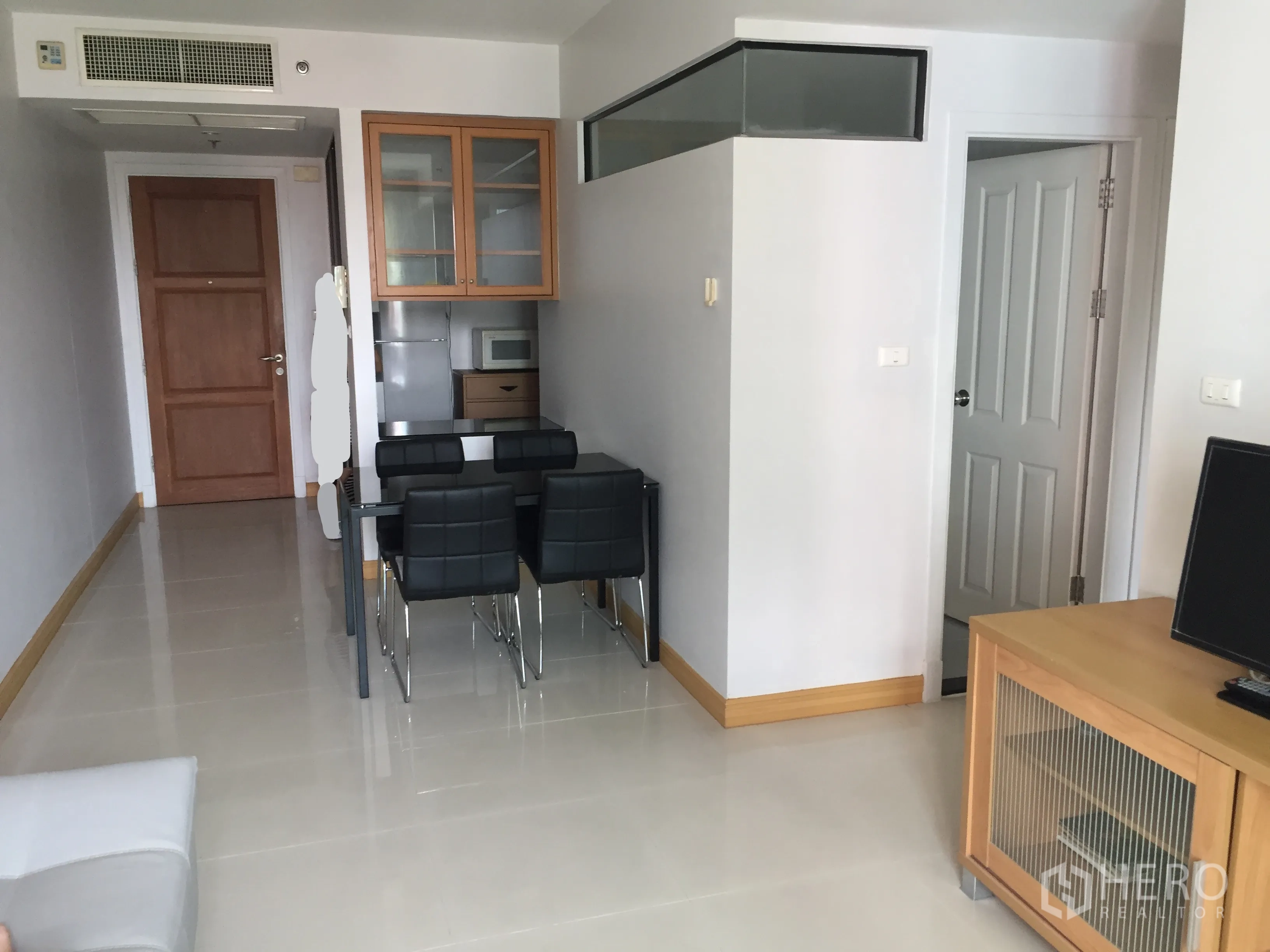 คอนโด ให้เช่าในWatthana, Bangkok - พื้นที่นั่งเล่นและรับประทานอาหารสว่าง พื้นกระเบื้อง เก้าอี้ทานอาหารสีดำ และตู้ทีวีบิลต์อิน