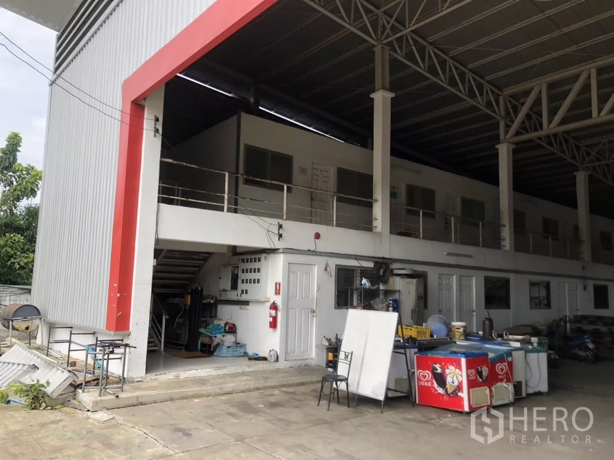 Factory for rent in Mueang Samut Prakan, Samut Prakan - Covered production bay with mezzanine offices and stair access