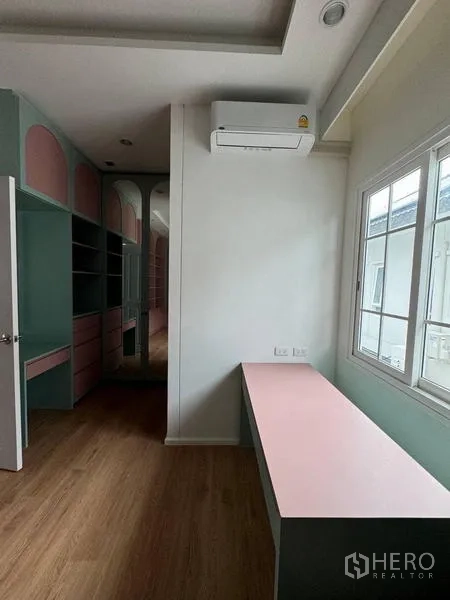 Detached House for rent - Compact room with pink worktop, air conditioner and window