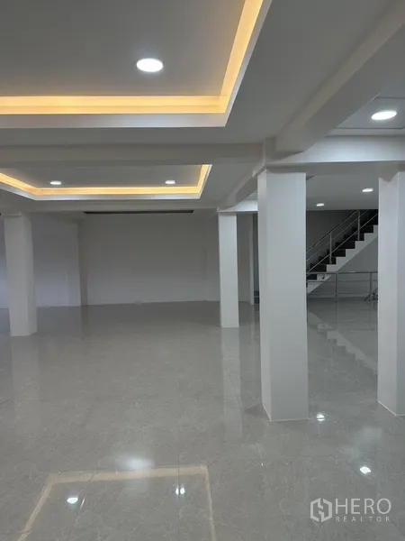 สำนักงาน ให้เช่าหรือขายในHuai Khwang, Bangkok - สำนักงานเพดานหลุมพร้อมไฟซ่อนและพื้นกระเบื้องมัน
