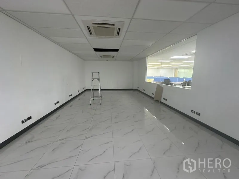สำนักงาน ให้เช่า - ห้องอเนกประสงค์โล่ง ปูพื้นลายหินอ่อน ฝ้าทีบาร์ และช่องกระจกมองภายใน