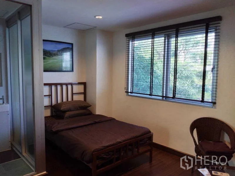 อาคารพาณิชย์ ให้เช่าในWatthana, Bangkok - ห้องนอนสว่างด้วยหน้าต่างบานใหญ่มีมู่ลี่ พื้นไม้ และห้องน้ำในตัว.