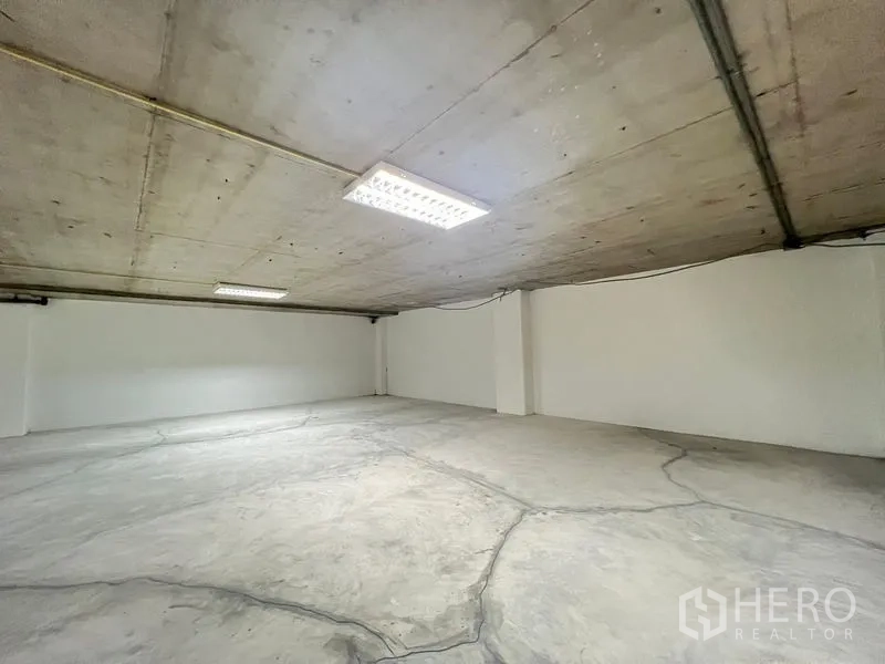 办公空间 出租 - 明亮空旷的工作区，低位外露天花与光滑混凝土地面