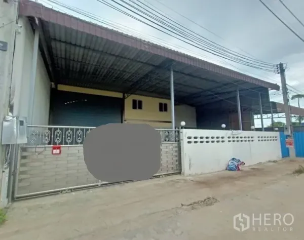 工厂 出租或出售在Mueang Samut Sakhon, Samut Sakhon - 临街工厂，带可滑动大门、挑高雨棚与宽敞出入口。