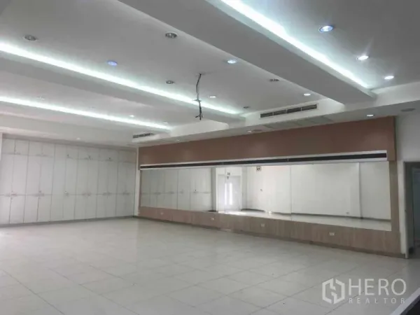 Office Space for rent in Saphan Sung, Bangkok - Spacious open-plan office hall with mirrored feature wall and recessed lighting