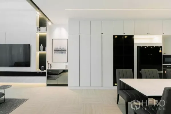 ทาวน์เฮาส์ ขายในChatuchak, Bangkok - ตู้บิลท์อินพร้อมชั้นโชว์ไฟซ่อน ข้างทีวีจอใหญ่