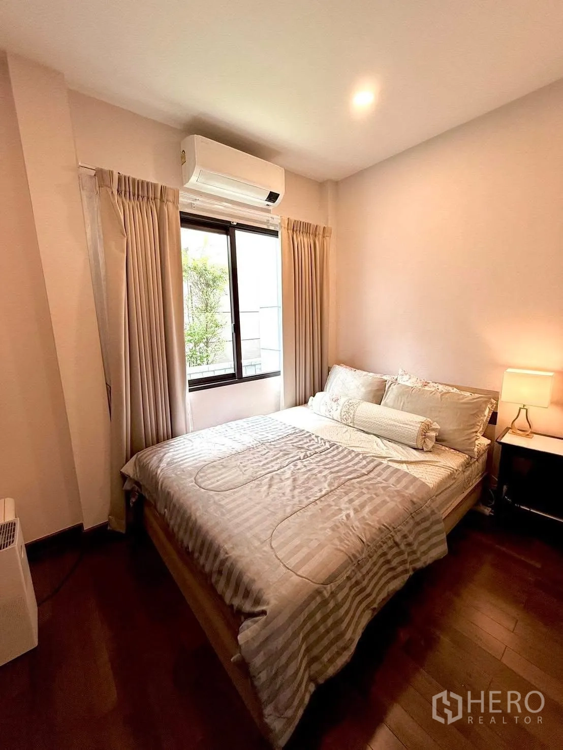 Detached House for rent or sale in Wang Thonglang, Bangkok - Cozy bedroom with double bed, window and air conditioner.