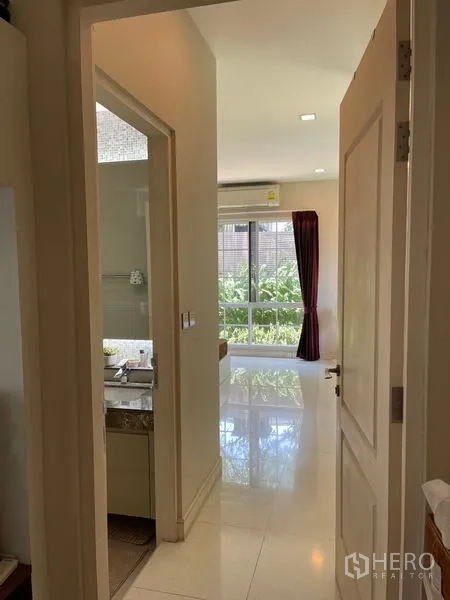 独立式住宅 出租在Bang Phli, Samut Prakan - 走廊通向采光卧室，旁边是卫生间