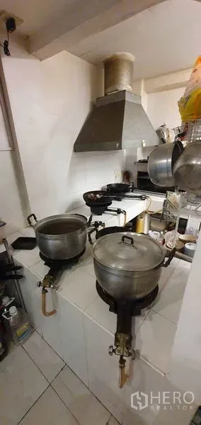 店屋 出租在Khlong Toei, Bangkok - 配不锈钢抽油烟机与燃气灶的大锅烹饪区