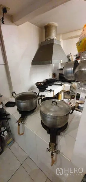 店屋 出租在Khlong Toei, Bangkok - 配不锈钢抽油烟机与燃气灶的大锅烹饪区