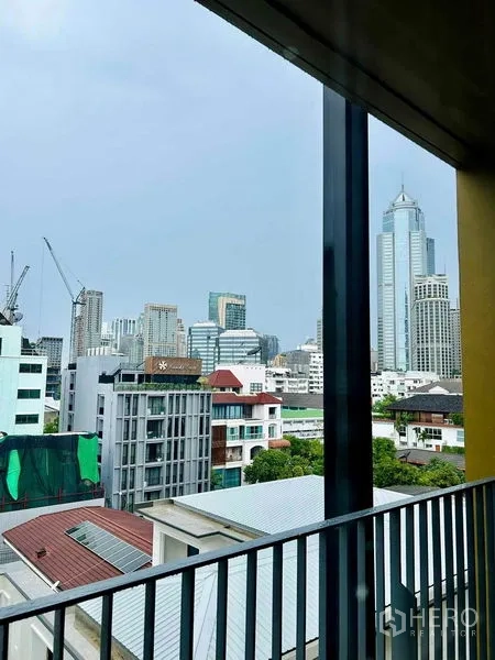 คอนโด ให้เช่า - วิวเมืองจากระเบียง เห็นเส้นขอบฟ้าและอาคารย่านใจกลางกรุงเทพฯ