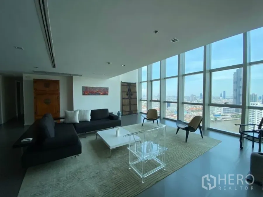 คอนโด ให้เช่าหรือขายในKhlong San, Bangkok - ห้องนั่งเล่นเพดานสูง กระจกเต็มบาน มองวิวแม่น้ำและเมืองแบบพาโนรามา