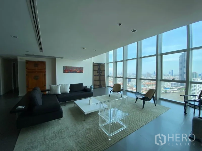 คอนโด ให้เช่าหรือขายในKhlong San, Bangkok - ห้องนั่งเล่นเพดานสูง กระจกเต็มบาน มองวิวแม่น้ำและเมืองแบบพาโนรามา