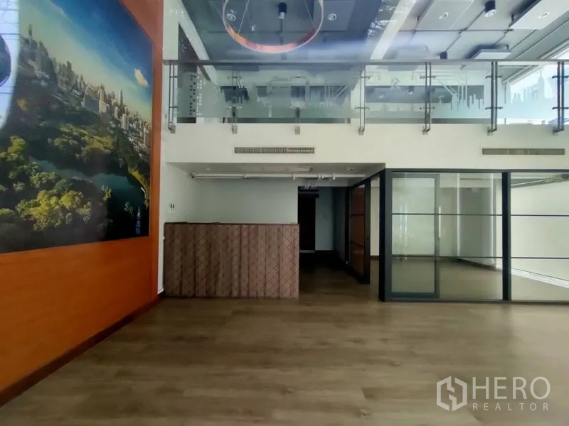 办公空间 出租在Pathum Wan, Bangkok - 开放式办公室，高挑层高、环形灯、夹层与落地玻璃隔断