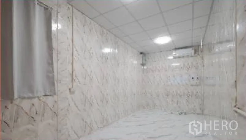 零售空间 出租在Watthana, Bangkok - 明亮的小型零售房，大理石纹墙面、顶灯与空调，拎包可用。